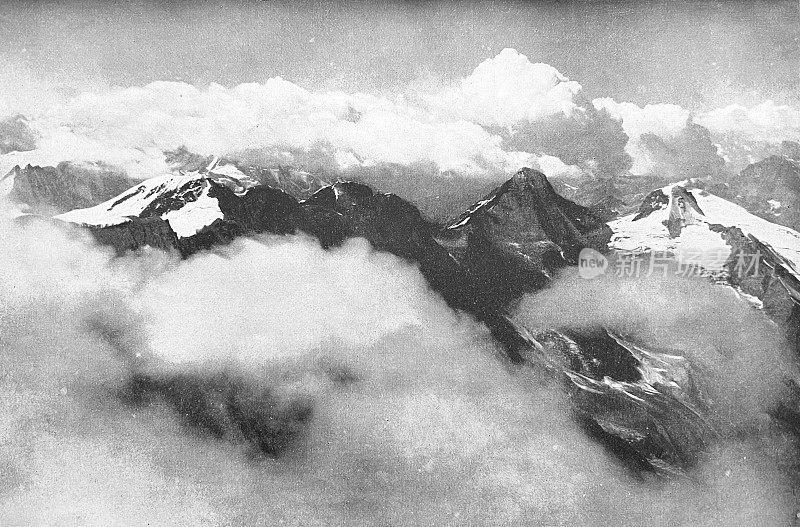 从少女峰(Jungfrau)峰顶俯瞰布雷特恩(breitonand Tschingelhorn)和切格尔霍恩(Tschingelhorn)